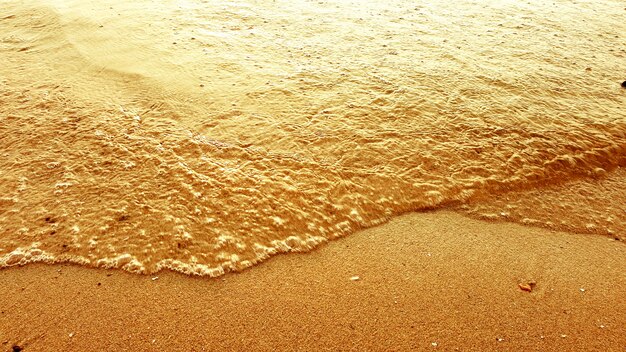 Mare e cielo con nuvole e onde sulla spiaggia al mattino