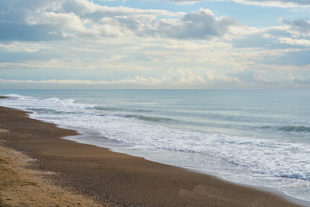 Mare e cielo sullo sfondo