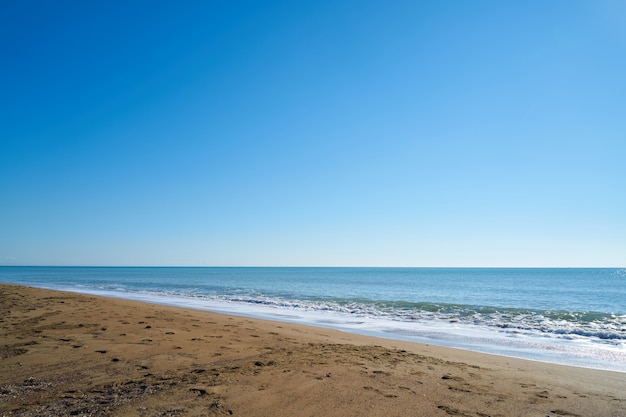 Mare e cielo sullo sfondo