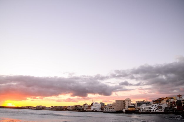 Mare e costruzione al tramonto a El Medano Tenerife Isole Canarie