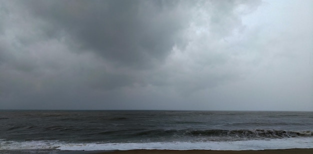 Mare e nuvola nera prima della tempesta