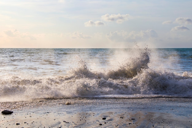 Mare e onde, tempesta, onde e schizzi a Batumi