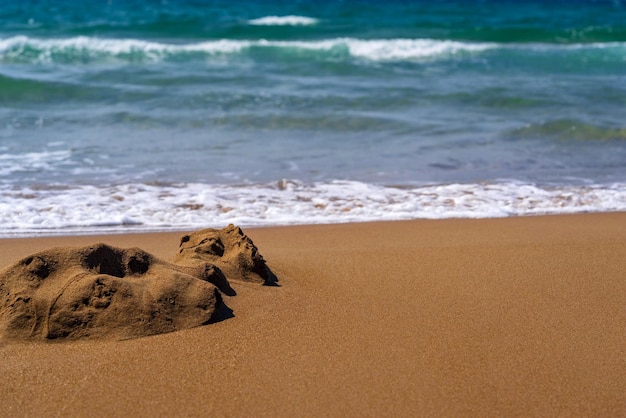 Mare e paesaggio costiero di una spuma con un'onda di schiuma bianca e la costa sabbiosa