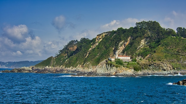 Mare e paesaggio di montagna nelle Asturie, in Spagna