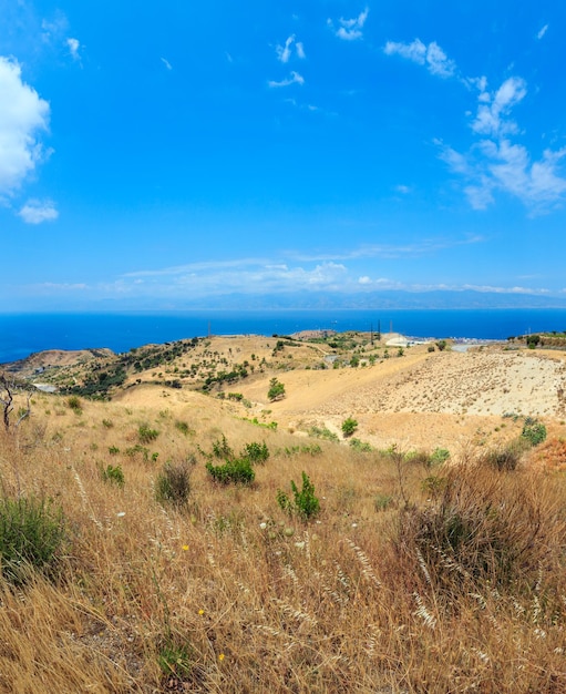 Mare e Sicilia isola nella lontana periferia di Motta San Giovanni Italia