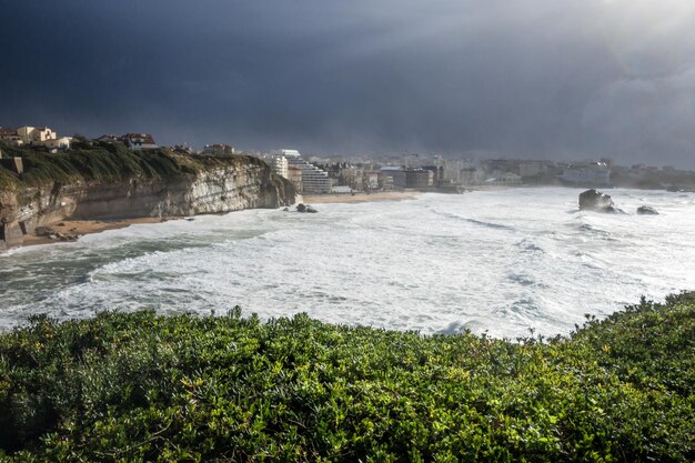 Mare e spiaggia della città di Biarritz durante una tempesta. paesaggio panoramico