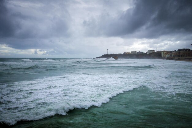 Mare e spiaggia della città di Biarritz durante una tempesta. paesaggio panoramico