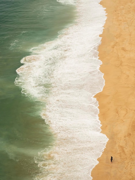 mare forte nella spiaggia di Nazare in Portogallo