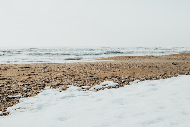 Mare freddo con arenile e neve sulla sabbia Mar Nero in inverno