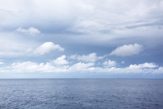 Mare in giornata nuvolosa