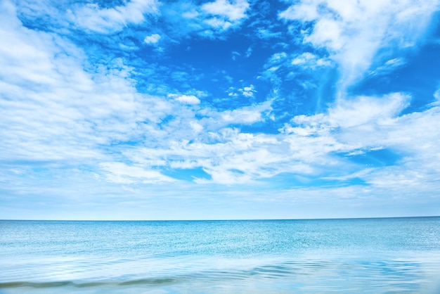 Mare limpido azzurro e cielo con nuvole bianche