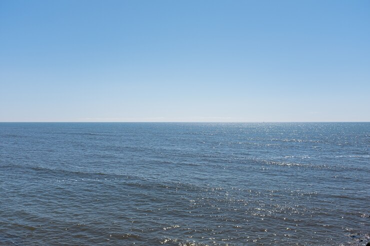 Foto mare limpido e cielo blu