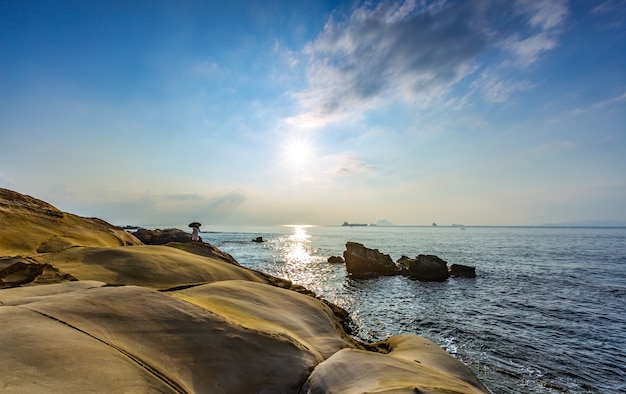 mare Mattina mare e tramonto e lunga esposizione di velocità dell&#39;otturatore nel mare di Taiwan