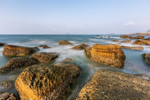 mare Mattina mare e tramonto e lunga esposizione di velocità dell&#39;otturatore nel mare di Taiwan