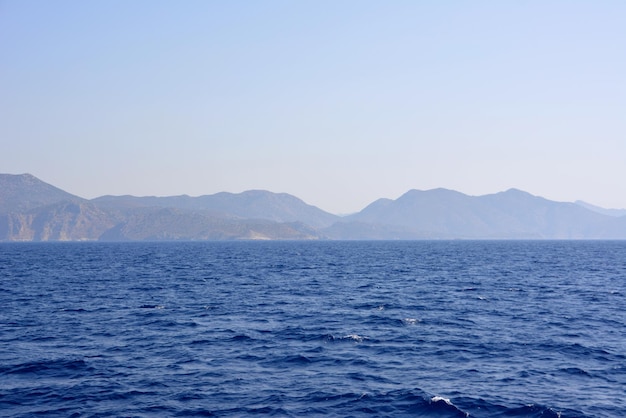 mare mediterraneo blu con catena montuosa sullo sfondo isolato