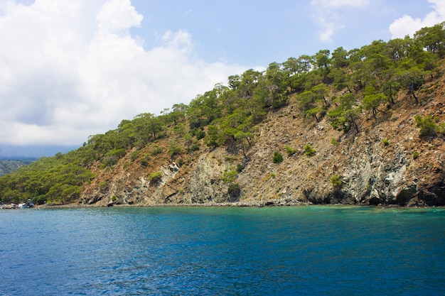 Mare Mediterraneo e montagne calmi con gli alberi verdi a Antalya