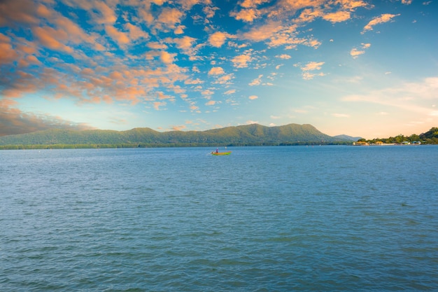 Mare montagna e cieloBella isola tropicale della Thailandia panoramica con spiaggia bianca mare e cocco