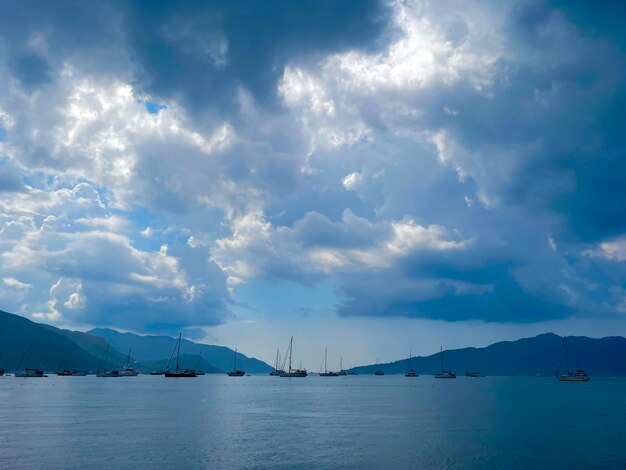 Mare montagna e nuvole Bella vista del villaggio