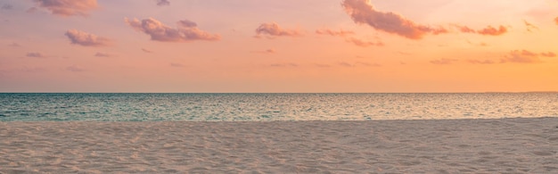 Mare oceano spiaggia tramonto alba paesaggio all'aperto. Onda d'acqua con schiuma bianca. Bellissimo il colore del tramonto