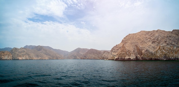 Mare paesaggio tropicale con montagne e fiordi Oman