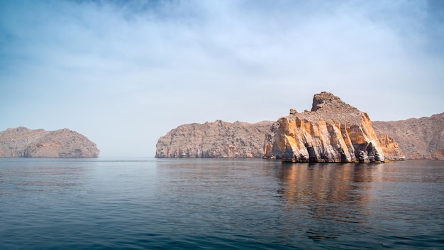 Mare paesaggio tropicale con montagne e fiordi Oman