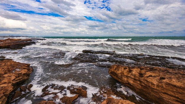 Mare roccioso con tempo nuvoloso