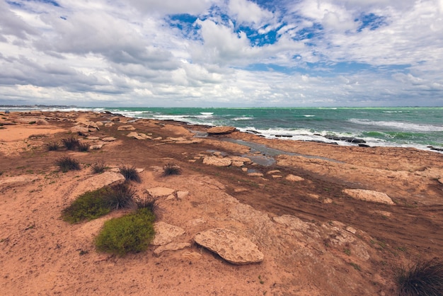 Mare roccioso con tempo nuvoloso