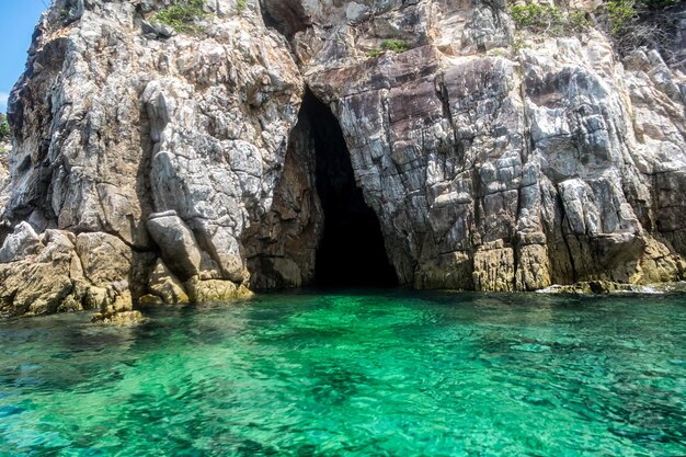 Mare smeraldo della scogliera della roccia nell'isola di lipe