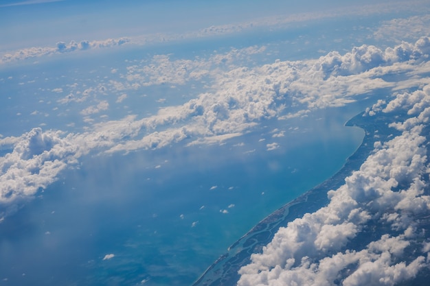 Mare, spiaggia e montagna dall&#39;aereo