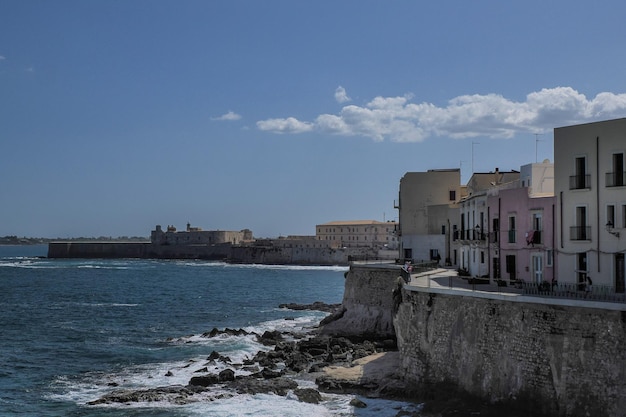 Mare su ortigia siracusa vecchi edifici vista strada Sicilia in giornata di sole