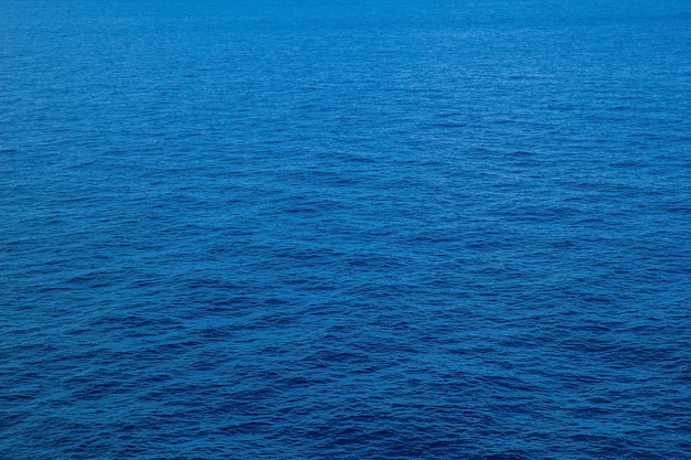Mare sullo sfondo del cielo blu