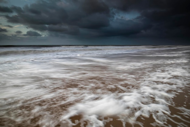 mare tempestoso e cielo scuro