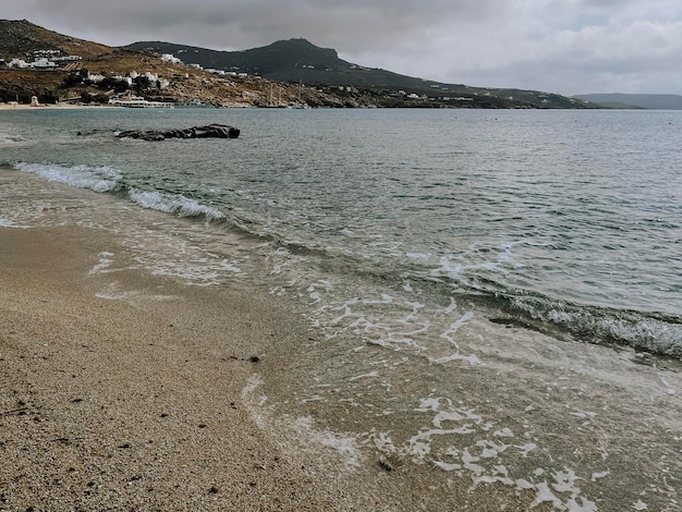 mare tempestoso e spiaggia