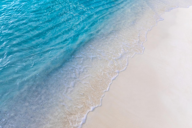 Mare tranquillo, natura spiaggia tropicale. Morbida onda dell'oceano blu sulla spiaggia sabbiosa. Meditazione pacifica