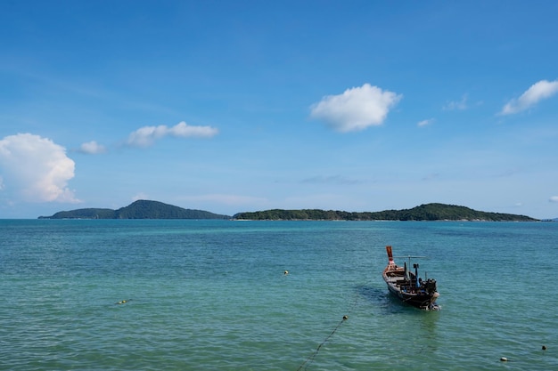 Mare tropicale con barca LongTail nel mare turchese sull'isola paradisiaca a Phuket Thailandia e nuvole bianche nella stagione estiva Bellissimo paesaggio natura vista sfondo