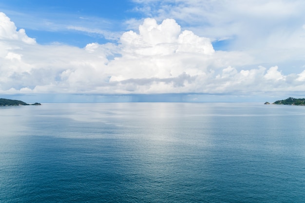 Mare tropicale con sfondo blu del cielo