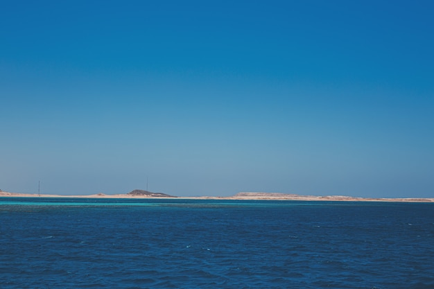 Mare tropicale sotto il cielo azzurro