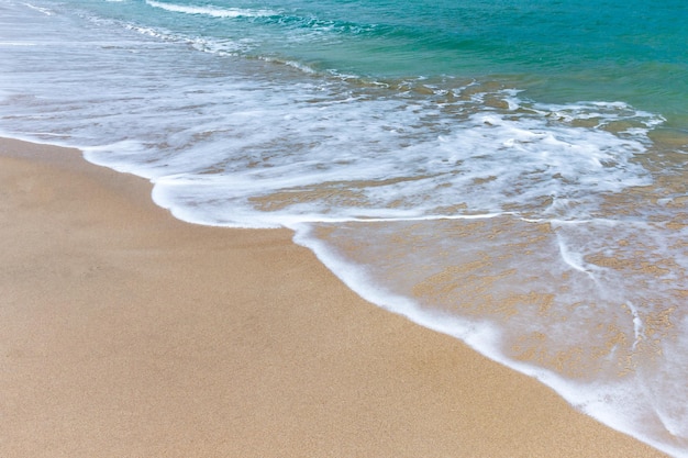 Mare tropicale sotto il cielo azzurro