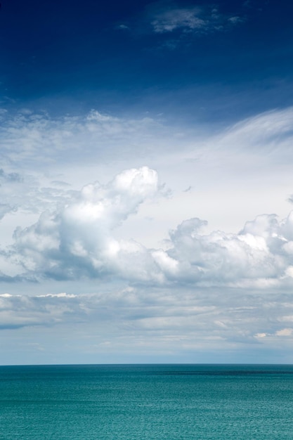 Mare tropicale sotto il cielo blu