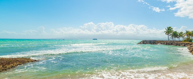 Mare turchese a Bas du Fort in una giornata di sole Guadalupa Mar dei Caraibi