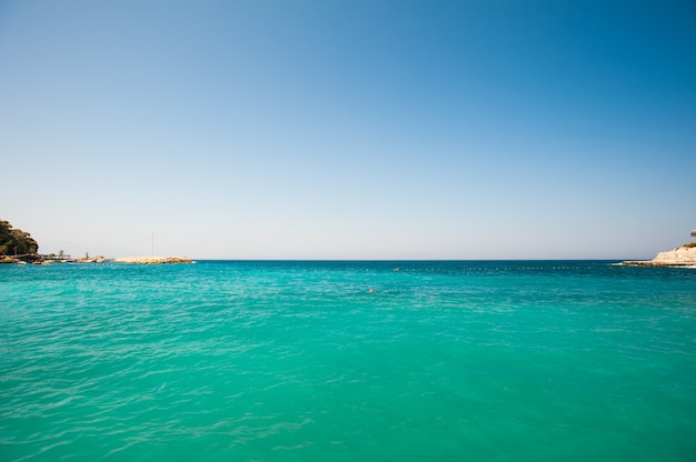 Mare turchese nel resort. Mare limpido per nuotare