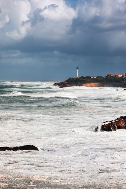 Mareggiata con onde davvero grandi che si abbattono sulla costa di Biarritz, nei Paesi Baschi.