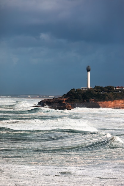 Mareggiata con onde davvero grandi che si abbattono sulla costa di Biarritz, nei Paesi Baschi.