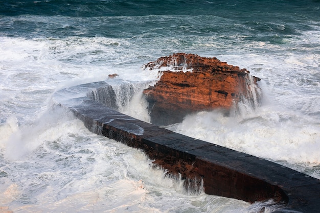 Mareggiata con onde molto grandi che colpiscono la costa di Biarritz nei Paesi Baschi