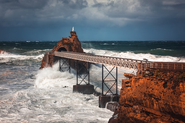 Mareggiata con onde molto grandi che colpiscono la costa di Biarritz nei Paesi Baschi