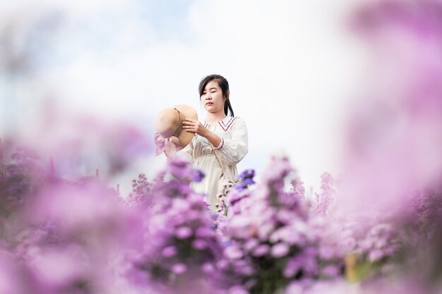 margaret flowerMargaret campo di fiori e donnaRitratto di ragazza adolescente in un giardino di fiori