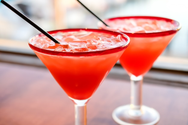 Margarita alla fragola su cocktail di rocce nel ristorante messicano in California.