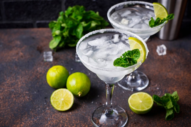 Margarita cocktail con lime e ghiaccio