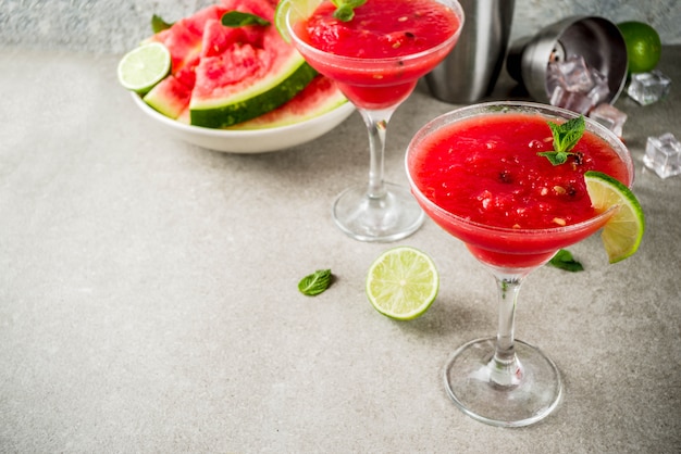 Margarita cocktail di anguria con lime e anguria a fette