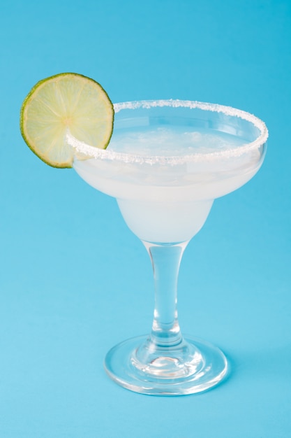 Margarita cocktail sulla parete blu